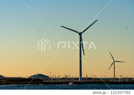 夕日に照らされる風力発電機 夕日に照らされる風力発電機 122207792