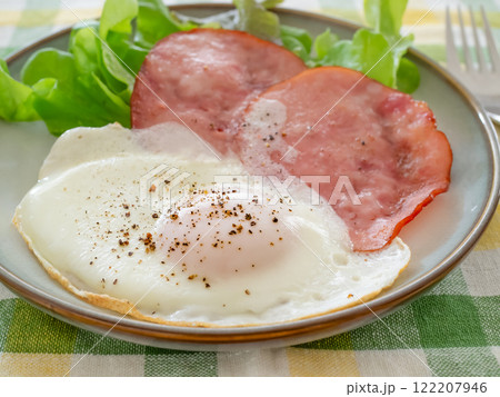 美味しそうなハムエッグ 122207946