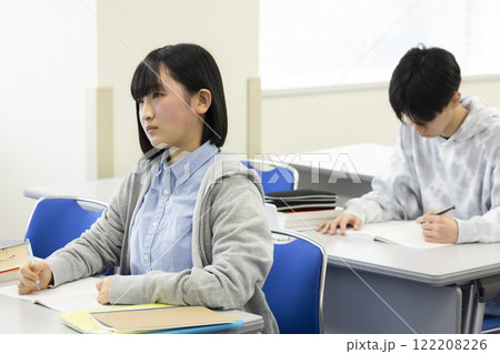 授業を受ける学生 122208226