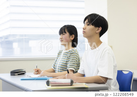 授業を受ける学生 授業を受ける学生 122208549