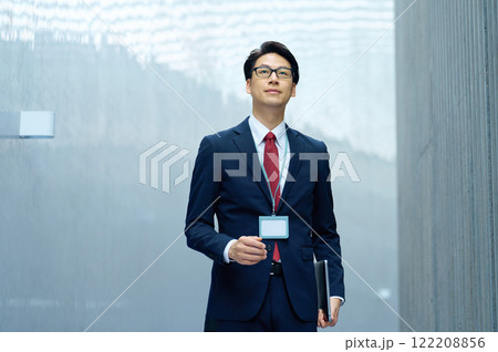 廊下を歩くスーツを着たビジネスマン 廊下を歩くスーツを着たビジネスマン 122208856