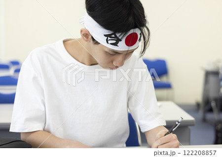 授業を受ける学生 授業を受ける学生 122208857