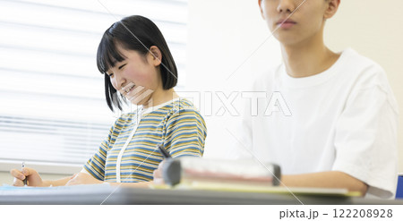 授業を受ける学生 授業を受ける学生 122208928