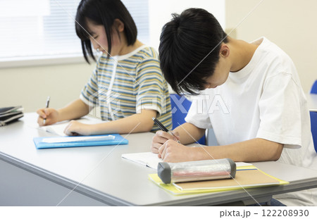 授業を受ける学生 授業を受ける学生 122208930