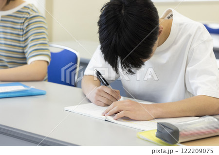 授業を受ける男子学生 授業を受ける男子学生 122209075