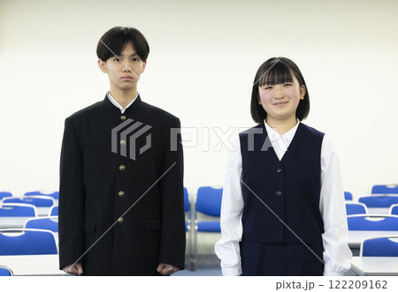 制服を着た学生男女 制服を着た学生男女 122209162