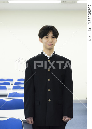 学生服を着た男子学生 学生服を着た男子学生 122209207