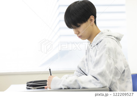 試験を受ける学生 試験を受ける学生 122209527