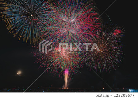 焼津市の焼津漁港で開催された焼津海上花火大会の夜空に咲く花火(静岡県) 122209677