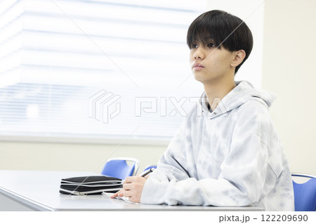 授業を受ける男子学生 授業を受ける男子学生 122209690
