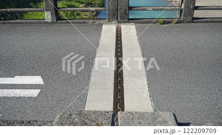 古い橋のジョイント部分 122209709