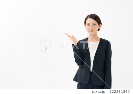 白背景で手をかざす女性 122211846