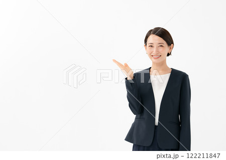 白背景で手をかざす女性 122211847