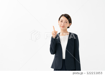 白背景で指をさす女性 122211853