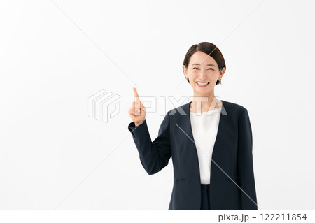 白背景で指をさす女性 122211854