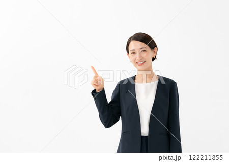 白背景で指をさす女性 122211855