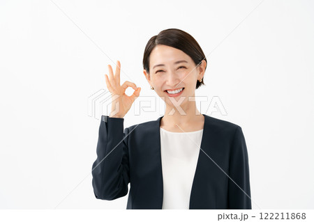 OKサインをするスーツの女性 122211868