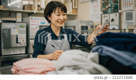 クリーニング受付の女性 122211886