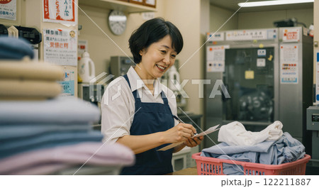 クリーニング受付の女性 122211887