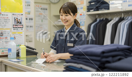 クリーニング受付の女性 122211892