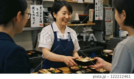 お弁当屋さんの店員 122212461
