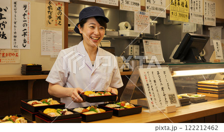 お弁当屋さんの店員 122212462