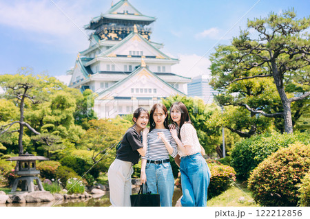 大阪城の天守閣が見える庭園を散策する女性達 122212856
