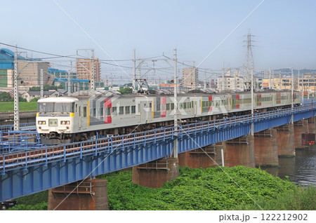 東海道本線　平塚－茅ヶ崎　JR東日本　185系　OM07編成（大宮）　回送 122212902