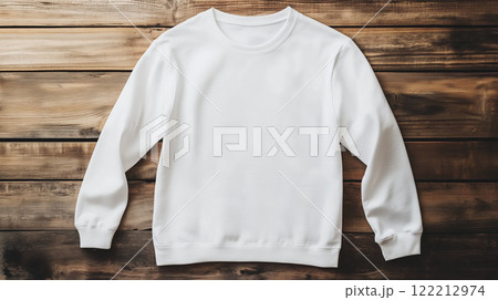 木製背景に無地の長袖Tシャツ 122212974