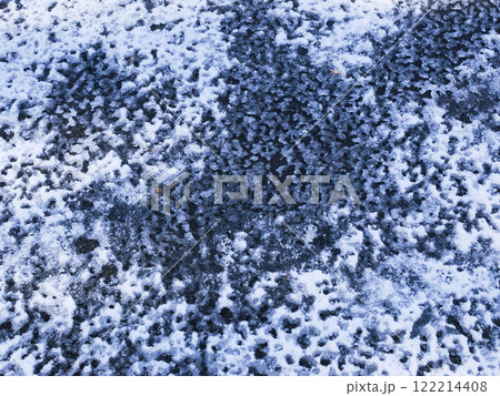 冬の小道に射す木々の影と薄い雪 冬の小道に射す木々の影と薄い雪 122214408