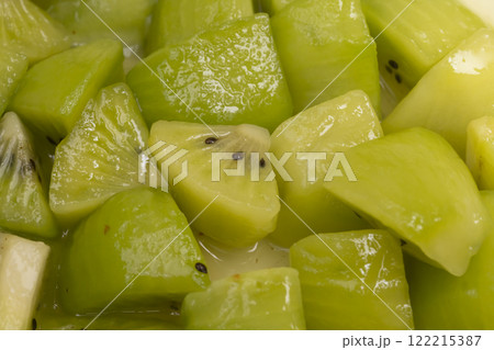 キウイのジャムを作る キウイフルーツを鍋で煮る キウイのジャムを作る キウイフルーツを鍋で煮る 122215387