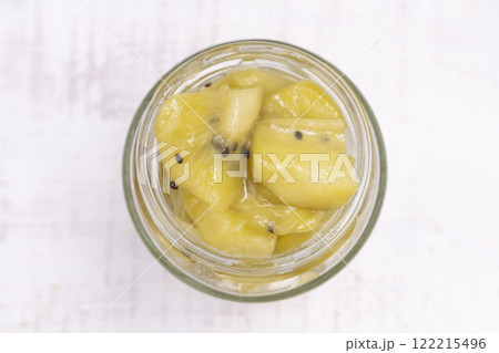ガラス瓶に詰めたキウイジャム　ガラス瓶に入ったキウイのコンフィチュール　 122215496