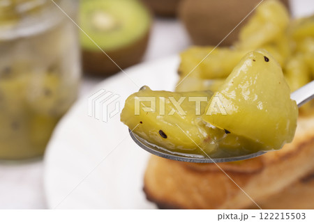 スプーンで持ち上げたキウイジャム スプーンで持ち上げたキウイのコンフィチュール  スプーンで持ち上げたキウイジャム スプーンで持ち上げたキウイのコンフィチュール  122215503