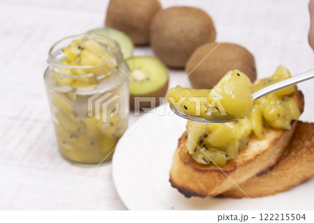 スプーンで持ち上げたキウイジャム　スプーンで持ち上げたキウイのコンフィチュール　 122215504