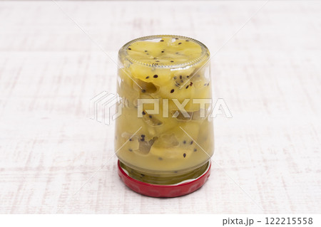 ガラス瓶に詰めたキウイジャム　ガラス瓶に入ったキウイのコンフィチュール　 122215558