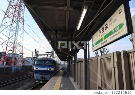 貨物列車が通過する小田栄駅(浜川崎方面ホーム) 貨物列車が通過する小田栄駅(浜川崎方面ホーム) 122215616