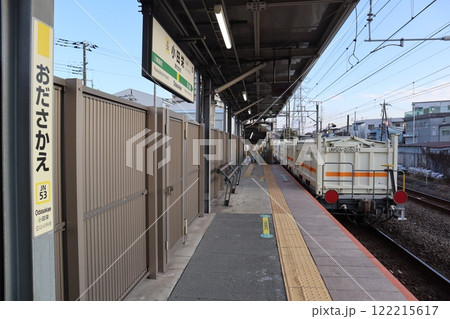 貨物列車が通過する小田栄駅（浜川崎方面ホーム） 122215617