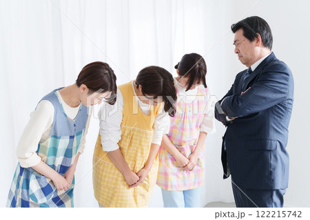 園長に給料の交渉をする保育士 122215742