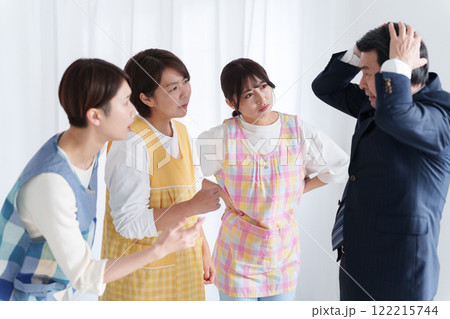 園長に給料の交渉をする保育士 園長に給料の交渉をする保育士 122215744