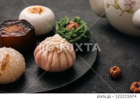 美味しそうな春の和菓子 122215974