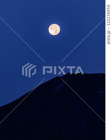 （山梨県）満月の夜に浮かぶ富士山頂のシルエット 122216058