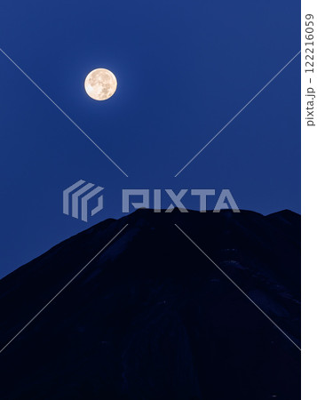 (山梨県)満月の夜に浮かぶ富士山頂のシルエット (山梨県)満月の夜に浮かぶ富士山頂のシルエット 122216059
