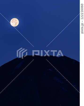 (山梨県)満月の夜に浮かぶ富士山頂のシルエット (山梨県)満月の夜に浮かぶ富士山頂のシルエット 122216060
