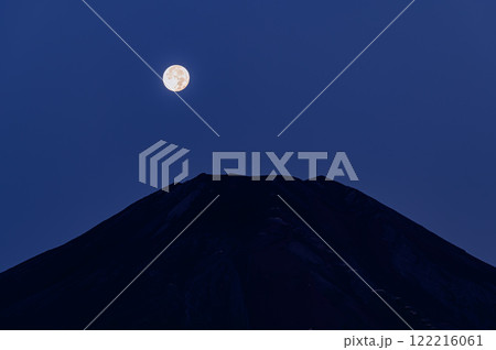 （山梨県）満月の夜に浮かぶ富士山頂のシルエット 122216061