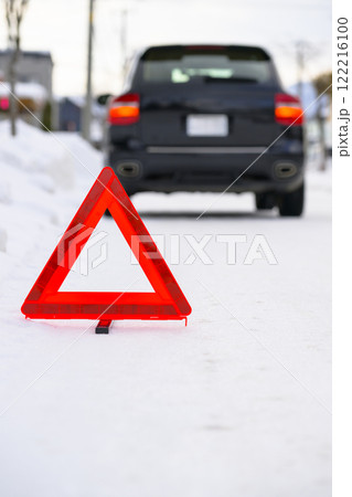 故障車と三角停止板 故障車と三角停止板 122216100