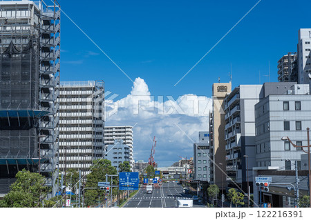 夏の日の江東区東陽町の永代通り 122216391