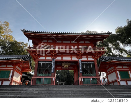 晴れた朝の京都・八坂神社・八坂神社西楼門 晴れた朝の京都・八坂神社・八坂神社西楼門 122216540