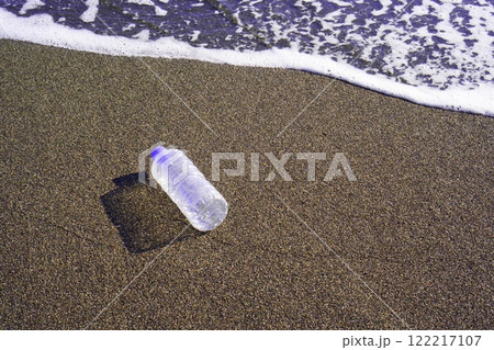 環境問題になるプラスチックの海のゴミ 環境問題になるプラスチックの海のゴミ 122217107