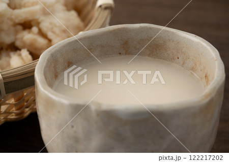 湯呑みに入った酒粕で作った甘酒 122217202