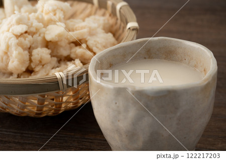 湯呑みに入った酒粕で作った甘酒 122217203